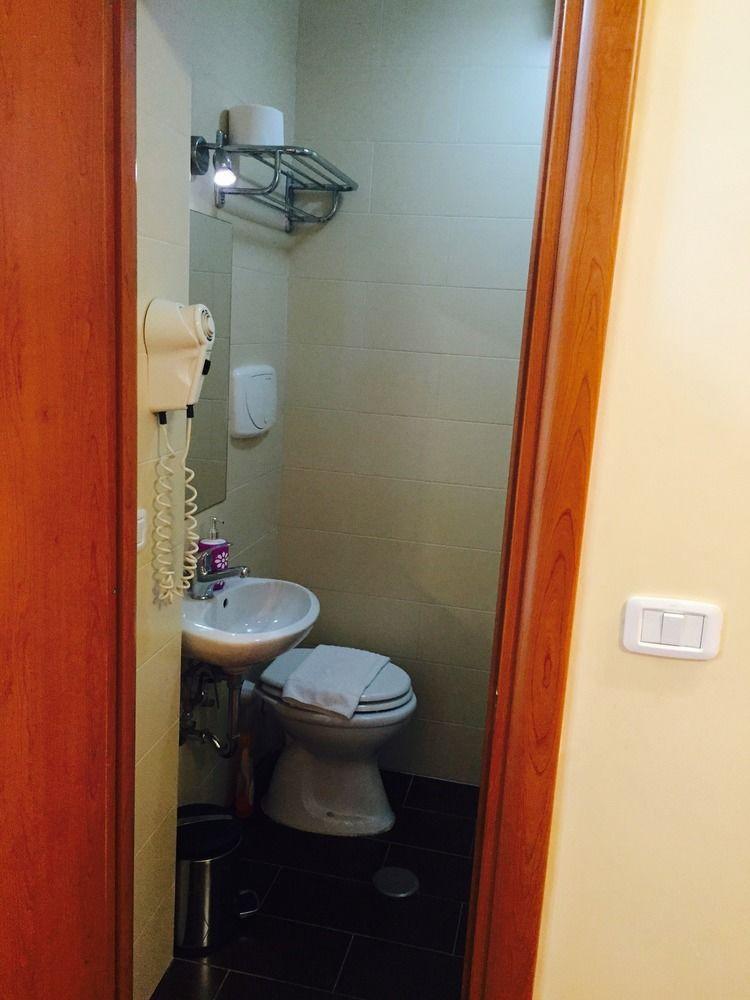 Zhihua Guest House โรม ภายนอก รูปภาพ